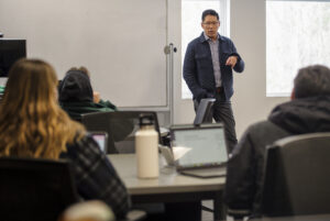 Jin Wong speaks to students in UMW's College of Business. Photo by Tom Rothenberg.