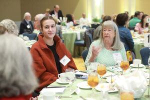 Senior Abby Knowles, who earned the Penelope Ann Parrish Internship in Journalism, enjoys a conversation with her donor, Penny Parrish, and fellow journalism scholarship recipient Norah Walsh and her donor, Jeanette Cadwallender. Photo by Karen Pearlman.