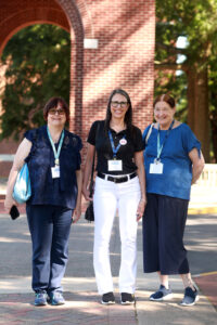 1984 grads enjoy reminiscing and reconnecting at Mary Washington. Photo by Karen Pearlman.