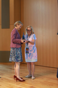 Susan Leavitt '83 accepts the Frances Liebenow Armstrong '36 Service Award from Jenifer Blair '82. Photo by Karen Pearlman.