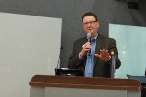 CAS Dean Keith Mellinger thanks SSI participants, who engaged in the 10-week undergraduate STEM research program with their professors and peers. Photo by Karen Pearlman.