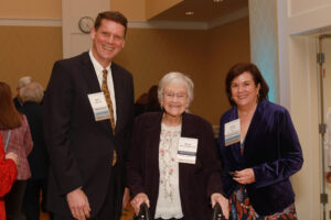 Marcy Weatherly Morris '50 reconnects with Dan Steen '84 and Anne Thompson Steen '83. Photo by Karen Pearlman.