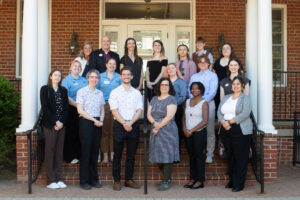 A group of UMW students, faculty, and staff standing on the Kalnen Inn steps.